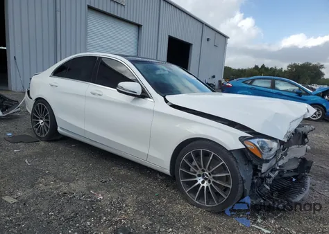 2017 Mercedes-Benz C 300 z USA, uszkodzony, nr VIN 55SWF4JB1HU229542